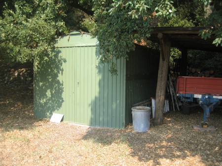 Garge neben Unterstand